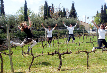 Noies saltant en mig les vinyes