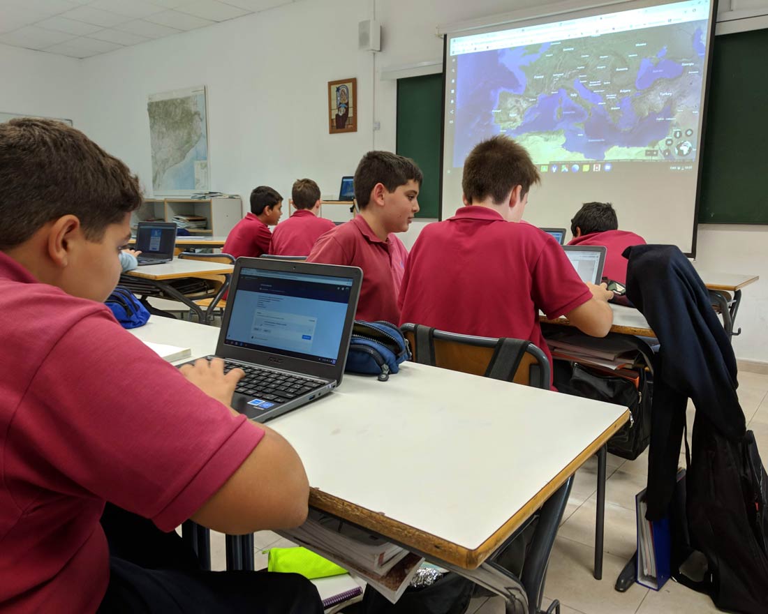 Alumnes fent classe el seu ordinador